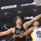 Pau Gasol intercepta con un tapón un intento de penetración de Stephen Curry en el partido Golden State Warriors-San Antonio Spurs que abría la nueva temporada de la NBA.