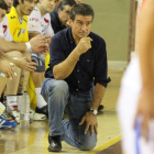 Manolo Cadenas, en la banda, dirigiendo un partido del Reale Ademar.