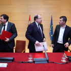 Pablo Fernández, Fernández Carriedo, Juan Vicente Herrera, Luis Tudanca y Luis Fuentes, durante la firma de un acuerdo. MIRIAM CHACÓN