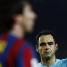 Velasco Carballo muestra una tarjeta amarilla a Messi.