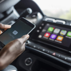 Interior de calidad, en terminación y materiales, con una generosa pantalla táctil (7 pulgadas) compatible con el smartphone, que puede duplicarse allí para acceder a todo tipo de aplicaciones que pueden resultar muy prácticas en un viaje.