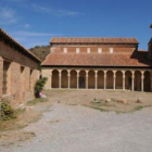 A la izquierda, el inmueble que se remodelará junto al monasterio.
