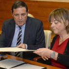 Sáez y Ana María Tobal, ayer, en la firma del convenio.