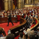 Carles Puigdemont se dispone a intervenir en el Parlament.