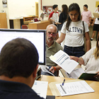 Los alumnos que comenzarán sus estudios en la Universidad el próximo curso empezaron ayer las matriculaciones. JESÚS F. SALVADORES