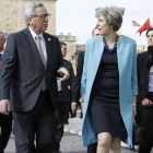 El presidente de la Comisión Europea, Jean-Claude Juncker, y la primera ministra británica, Theresa May, en La Valeta (Malta).