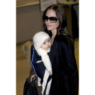 Angelina Jolie, con su hija pequeña Vivienne.