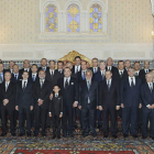 Los miembros del nuevo Gobierno posan con el rey de Marruecos y el príncipe heredero.