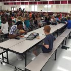 Travis Rudolph desayunando con Bo Paske en el comedor del Montford Middle School, Tallahassee (Florida).