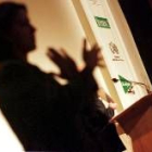 Una intérprete del lenguaje de signos traduce el discurso de los ponentes durante un congreso