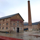 Los edificios de la fábrica de talco situados dentro de la villa de Boñar.
