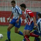 Tomás controla un balón en un partido contra el Atlético de Madrid B en Majadahonda