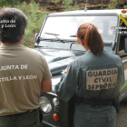 Personal de la Junta de Castilla y León y del Seprona investigando las causas del incendio. GUARDIA CIVIL