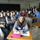 Elena Aller con sus compañeros de clase, su profesora de Inglés, su tutora y la directora de la Filial.