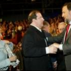 Mariano Rajoy y Juan Vicente Herrera conversan durante un receso en presencia de Esperanza Aguirre