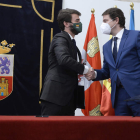 Alfonso Fernández Mañueco estrecha la mano de Juan García Gallardo tras el acuerdo. NACHO GALLEGO