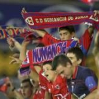 Los aficionados del Numancia celebran la victoria de su equipo ante el Barcelona