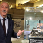 El exseleccionador nacional de fútbol Vicente del Bosque, junto a las botas que llevó durante los ocho años en los que entrenó a La Roja. BALLESTEROS