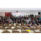 Isabel Medarde con los alumnos del Colegio Leonés