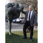 Vicente Martín posa junto a la estatua de la lucha leonesa. RAMIRO