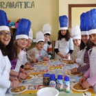 Los escolares de Puente Domingo Flórez durante la actividad de cocina.