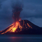 El Anak Krakatoa, hijo del volcán Krakatoa, lanzando intensas nubes de gases, rocas y lava el pasado 8 de noviembre del 2007.