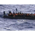 Inmigrantes a bordo de una barcaza frente a la costa de Lampedusa, en una imagen facilitada el domingo por la Marina italiana.