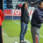 Claudio Barragán corrige a sus jugadores durante un lance del partido disputado en El Toralín, con Pablo Machín muy atento.