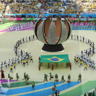 A la izquierda un momento de la gala de inauguración del Mundial. A la derecha, las dos estrellas de la presentación: las cantantes Jennifer López y Claudia Leitte .