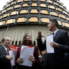 Miquel Iceta, Inés Arrimadas y Xavier García Albiol, a las puertas del Tribunal Constitucional, en Madrid.