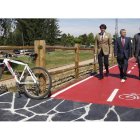 Juan Carlos Suárez-Quiñones, José Miguel Palazuelo y José Valín caminan por el paseo construido junto a los ríos Tuerto y Duerna.