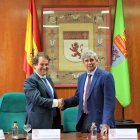 Pascual y Marín, tras la firma. DL