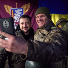 Volimídir Zelenski en el frente del Donbás con un soldado. PRESIDENTIAL PRESS