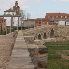 El puente de Hospital de Órbigo es el lugar favorito del showman leonés Dani Martínez.