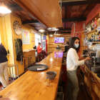 La hostelería de Ponferrada apuraba ayer por la tarde el uso en el interior, para limitarse desde hoy a las terrazas cuando se publique la orden del Bocyl. L. DE LA MATA