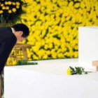 El primer ministro japonés, Naoto Kan, ante un altar conmemorativo del fin de la 2.ª Guerra Mundial