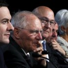 De izquierda a derecha los ministros George Osborne (Reino Unido), Wolfgang Schaeuble (Alemania), Michel Sapin (Francia), Luis de Guindos (España) y la directora del FMI, Christine Lagarde, el jueves en Washington.