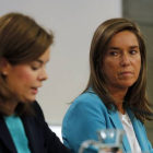 Ana Mato observa a Soraya Sáenz de Santamaría durante una rueda de prensa, en octubre del año pasado.
