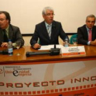 El rector, en el centro de la imagen, durante un acto en el Campus de Ponferrada.