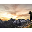 Un hombre haciendo turismo en la Montaña de Riaño. DL