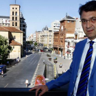 Juan Martínez Majo en uno de los balcones del Palacio de los Guzmanes.