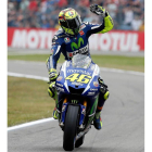 Rossi celebra la pole en el circuito de Assen.