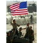 Un grupo de marines izan la bandera americana en Nasiriya