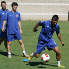 El georgiano Iakob Apkhazava, en el centro, espera su momento para entrar en contacto con el balón.