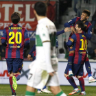 Messi levanta a Neymar tras anotar el brasileño su segundo gol, el que era el quinto del Barça.