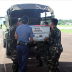 Militares filipinos transportan el féretro del ministro del Interior de Filipinas, Jesse Robredo.