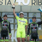 Sergio Pérez (d) en el tercer peldaño del podio en Orense. DL