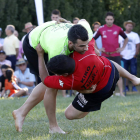 Alberto González y Francisco Javier de Abajo, durante su combate en la prueba celebrada ayer en Valdefresno. MARCIANO PÉREZ