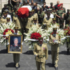 Comitiva fúnebre que acompañó ayer al féretro del general sirio Ikhtiyan.