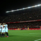 Los jugadores del Sevilla se abrazan tras conseguir un gol en el Sánchez Pizjuán.